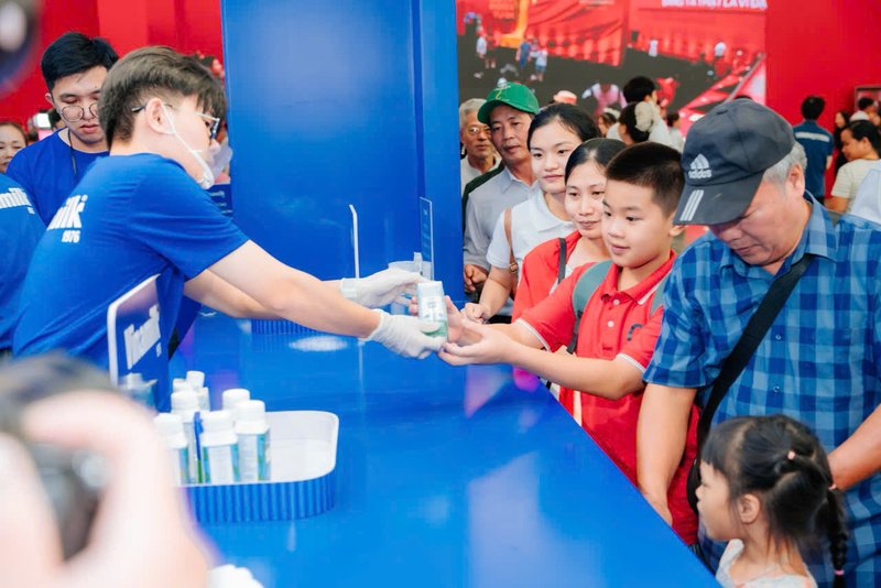 Nhiều em nhỏ thích mê khi được thưởng thức thêm các sản phẩm mới của hiệu sữa quen thuộc mà các em uống mỗi ngày. (Ảnh: Vi Nam) 