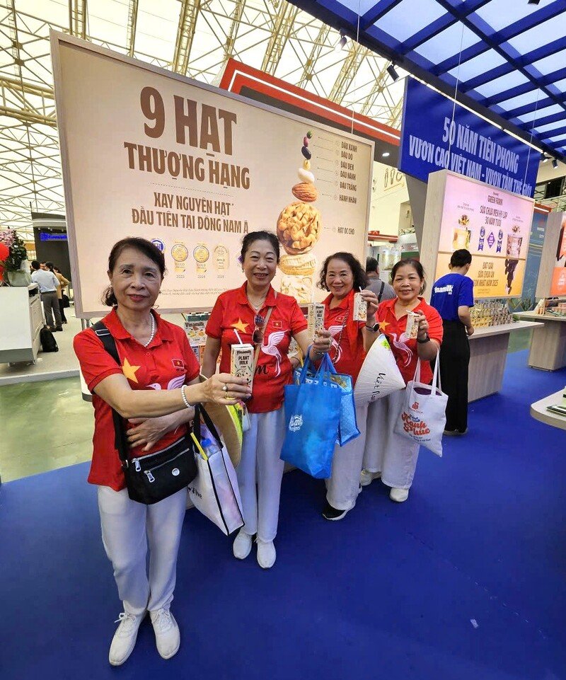 Các sản phẩm sữa thực vật không chứa lactose, không chất bảo quản, không thuốc diệt cỏ Glyphosate và được sản xuất với công nghệ xay nguyên hạt để giữ trọn dinh dưỡng của Vinamilk được giới thiệu đến mọi người. (Ảnh: Vi Nam) 