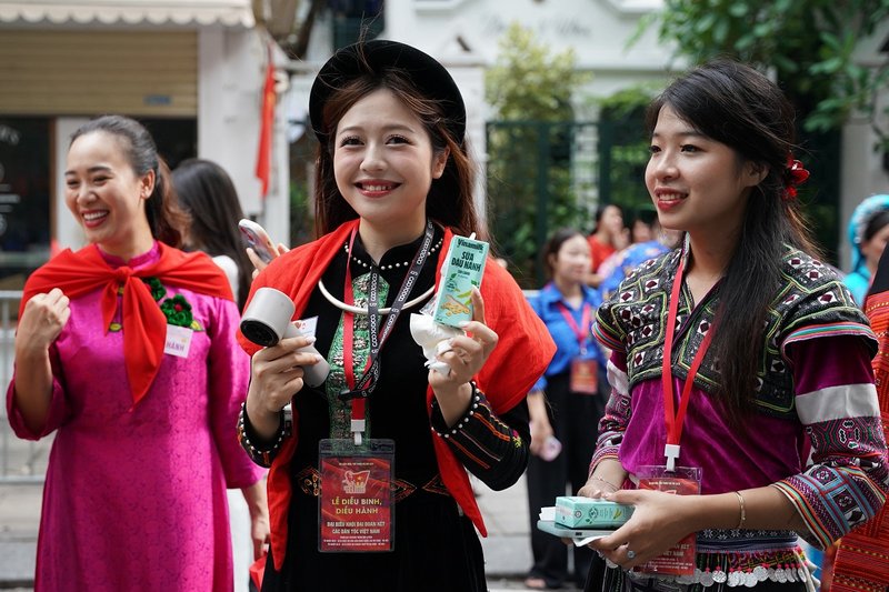 Những sản phẩm dinh dưỡng của Vinamilk góp phần mang đến những nụ cười cho các cô gái trẻ đại diện cho các dân tộc ở Việt Nam tham gia diễu hành. (Ảnh: Vi Nam) 