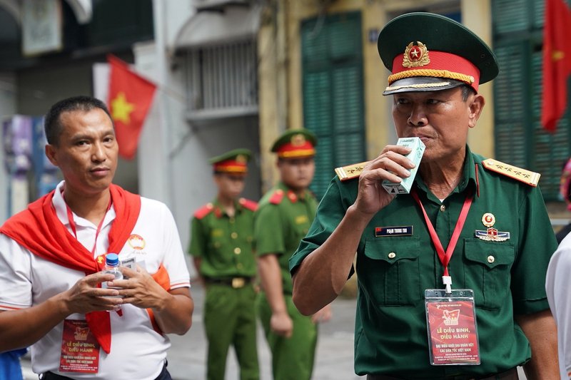 Ngày trước chiến đấu trên chiến trường, ngày nay các cựu chiến binh sải bước hạnh phúc trên tuyến đường diễu hành. (Ảnh: Vi Nam) 