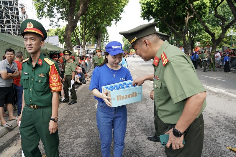 Những ngày vô cùng bận rộn nhưng cả chiến sĩ an ninh tham gia nhiệm vụ và nhân viên tiếp sức của Vinamilk đều được tái tạo năng lượng rất nhanh nhờ những sản phẩm dinh dưỡng của Vinamilk. (Ảnh: Vi Nam) 