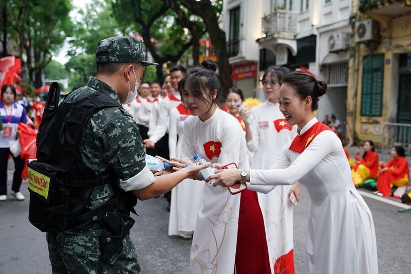 Tiếp nước giữa giờ làm nhiệm vụ. (Ảnh: Vi Nam) 