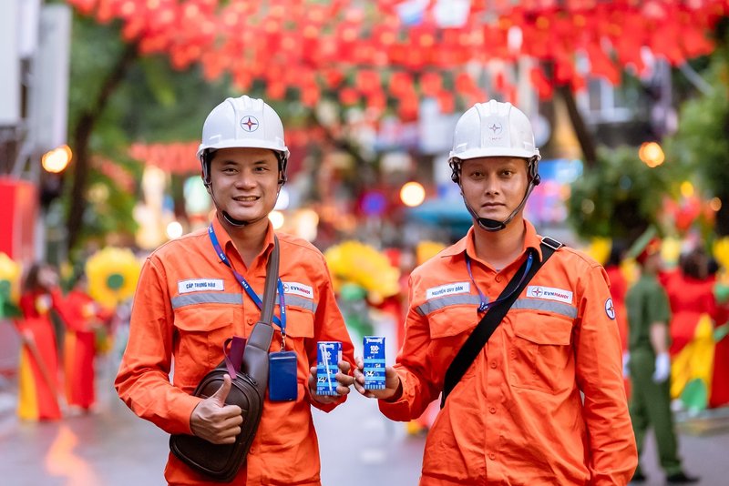 Những thanh niên khỏe mạnh của ngành điện lực cũng cần tiếp thêm dinh dưỡng để đảm bảo sức khỏe suốt thời gian thực hiện nhiệm vụ tại đại lễ. (Ảnh: Vi Nam) 