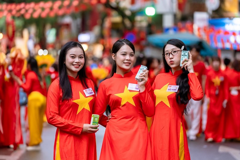Các bạn trẻ chia sẻ rằng các bạn ấn tượng với mẫu mã bao bì của các sản phẩm dinh dưỡng Vinamilk. Các bạn cảm thấy rất vui và tự hào khi hôm nay được “diễu hành” cùng thương hiệu sữa quốc dân trong ngày vui toàn dân. (Ảnh: Vi Nam) 