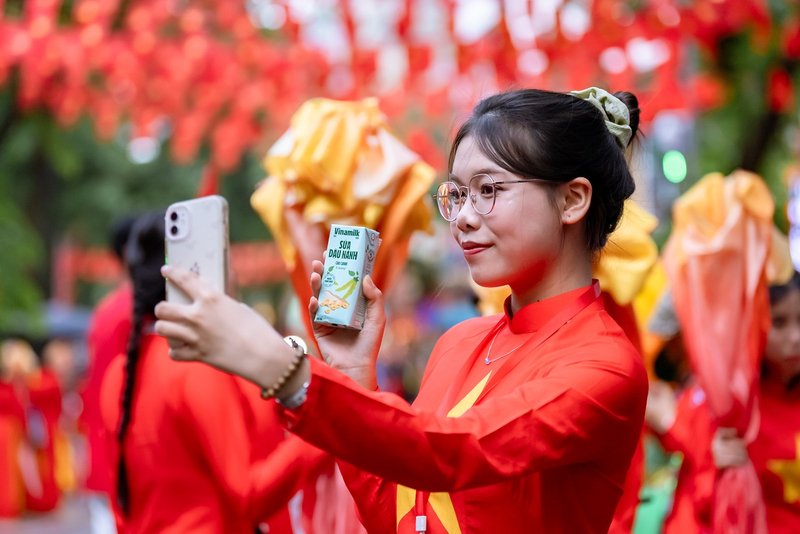 Các bạn trẻ tranh thủ selfie với các sản phẩm dinh dưỡng của Vinamilk. (Ảnh: Vi Nam) 