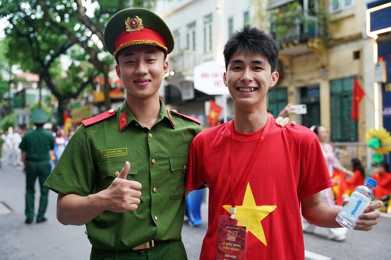 Tình bạn và tình yêu tổ quốc luôn đong đầy trong tim các bạn trẻ Việt Nam. (Ảnh: Vi Nam)   