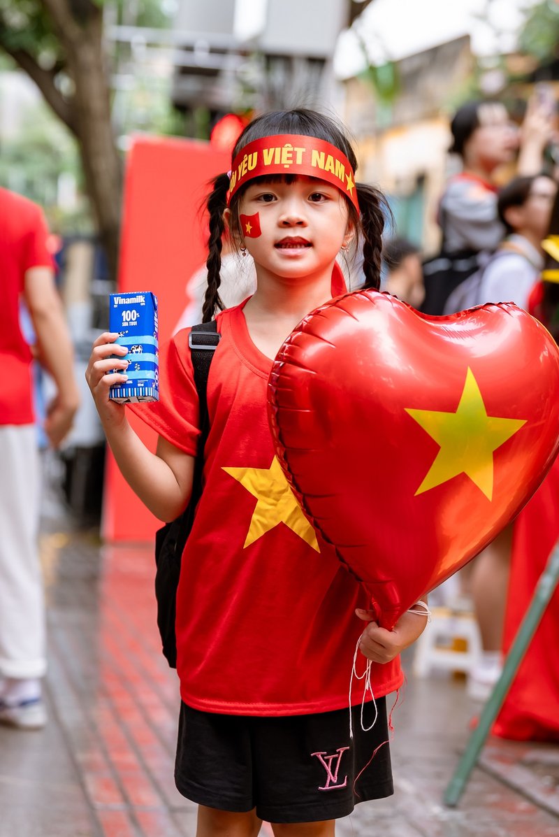 Những mầm non tham gia ngày hội lớn của dân tộc. Những chủ nhân tương lai của đất nước đang được chăm sóc đủ đầy, bằng dinh dưỡng và tri thức; bằng tình yêu, sự gìn giữ và niềm tin của cả một dân tộc dành cho tương lai. (Ảnh: Vi Nam) 