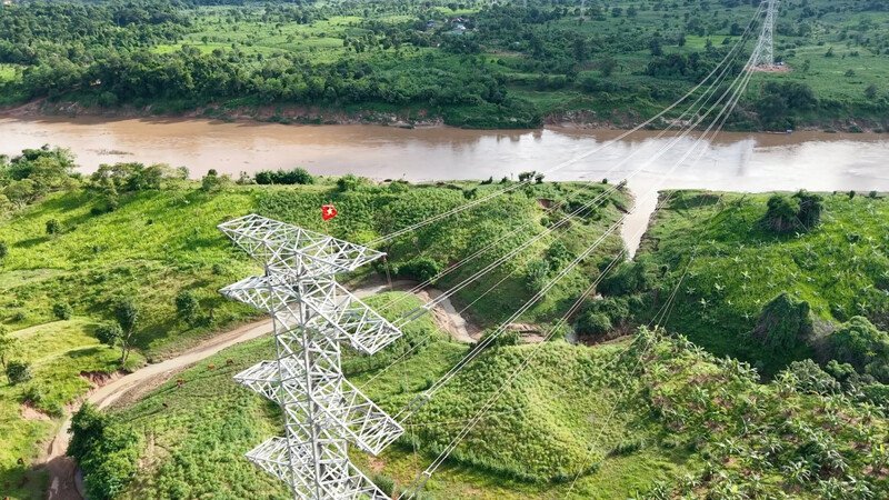  Sau hơn 6 tháng thi công thần tốc, tuyến đường dây truyền tải 220kV từ nhà máy điện gió Savan 1 trên lãnh thổ Lào đã được hoàn thành và sẵn sàng đấu nối vào hệ thống điện quốc gia Việt Nam trong tương lai gần.