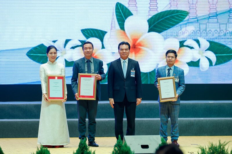  Lãnh đạo Bộ Kế hoạch và Đầu tư Lào trao hợp đồng tô nhượng dự án điện gió Savan 1 cho ông Nguyễn Thái Hà, Tổng Giám đốc Công ty TNHH MTV Điện gió Savan 1 (thứ hai từ trái sang). (Ảnh Nhật Bắc/VGP)