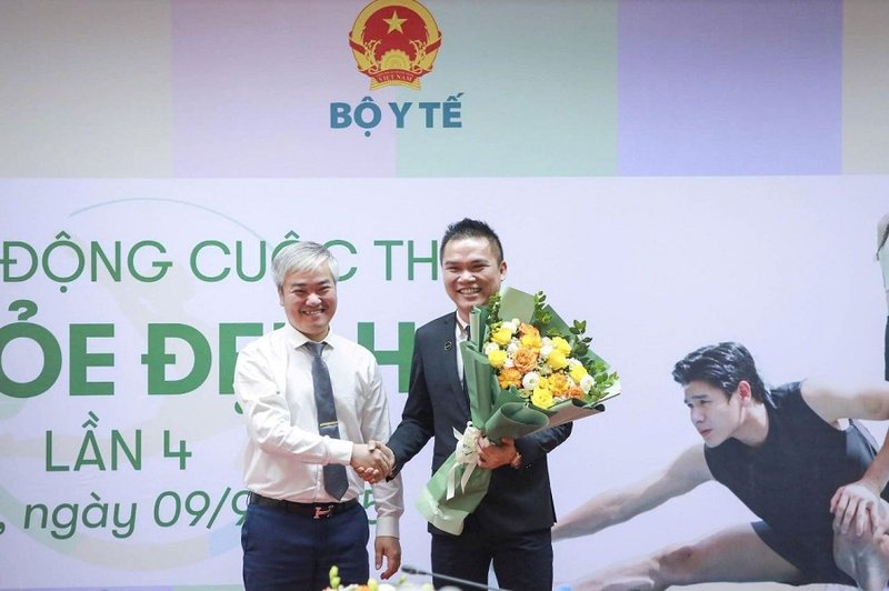  Ông Nguyễn Thành Đạt – Giám Đốc Truyền Thông Herbalife Việt Nam, Campuchia & Thái Lan nhận hoa từ Nhà báo Trần Tuấn Linh, Tổng Biên tập Báo Sức khỏe và Đời sống kiêm Trưởng ban Tổ chức Cuộc thi.