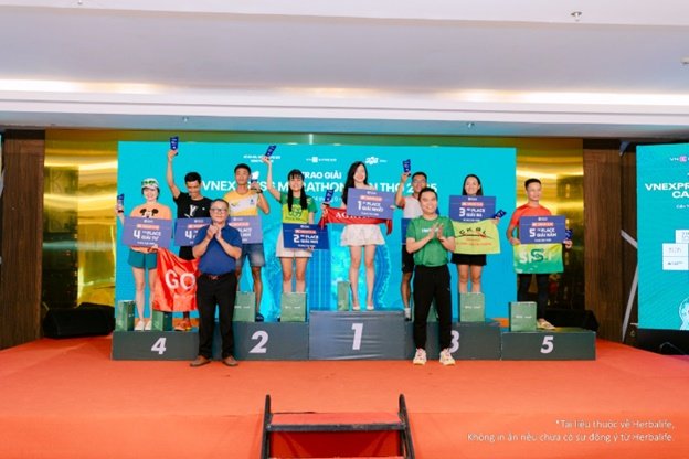  Ông Nguyễn Thành Đạt – Giám Đốc Truyền Thông Herbalife Việt Nam, Campuchia & Thái Lan trao giải cho các VĐV  đoạt giải
