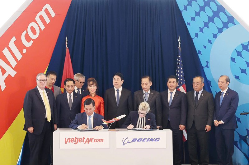 Tổng giám đốc Vietjet Đinh Việt Phương (trái) và Chủ tịch kiêm Tổng giám đốc Boeing Commercial Airplanes Stephanie Pope (phải) ký kết bàn giao máy bay 737-8 đầu tiên