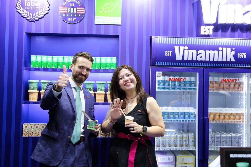 “Đây là lần đầu tiên tôi được nếm thử kem gelato của Vinamilk. Phải nói là cực kỳ ngon và sảng khoái, đặc biệt là trong những đêm thời tiết nóng thế này”, ông Sam Wood – Giám đốc mảng Xuất khẩu khu vực châu Á – Thái Bình Dương, Tổng Lãnh sự quán Anh tại TP.HCM chia sẻ (Ảnh: Nguyễn Hoàng).