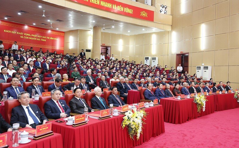 Các đồng chí lãnh đạo, nguyên lãnh đạo Đảng, Nhà nước và đại biểu dự Đại hội.