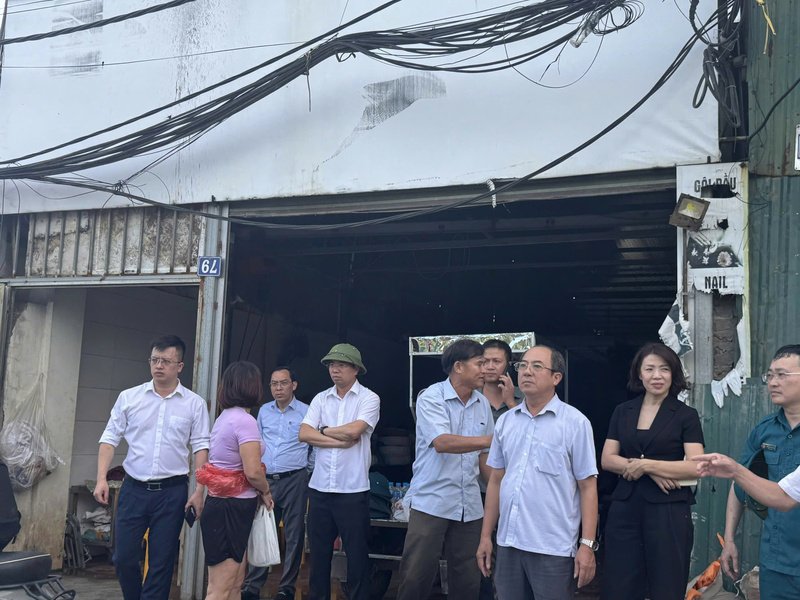 UBND phường Từ Liêm đã chủ động tích cực hỗ trợ người dân khắc phục hậu quả sau mưa ngập