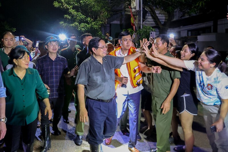  Thăm hỏi, động viên bà con nhân dân, Thủ tướng chia sẻ với những khó khăn, thiệt hại của bà con, mong bà con luôn đoàn kết, hỗ trợ lẫn nhau và nếu có lũ thì tuân thủ nghiêm hướng dẫn của các cơ quan chức năng, ưu tiên cứu trợ người già, trẻ nhỏ, phụ nữ có thai… - Ảnh: VGP/Nhật Bắc