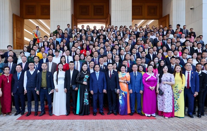  Thủ tướng Phạm Minh Chính chụp ảnh lưu niệm cùng các đại biểu doanh nhân tại hội nghị Thủ tướng Chính phủ gặp mặt đại diện doanh nghiệp nhân Ngày Doanh nhân Việt Nam (13/10) - Ảnh: VGP/Nhật Bắc