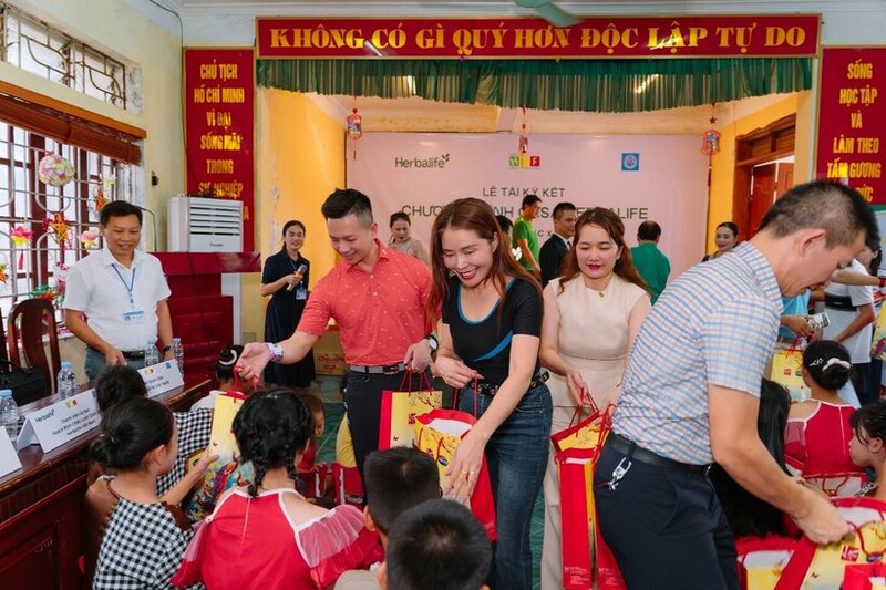 Các Thành Viên Độc Lập và Nhân Viên của Herbalife Việt Nam còn thường xuyên đến thăm các Trung tâm Casa Herbalife nhân các dịp đặc biệt như Tết Cổ truyền.