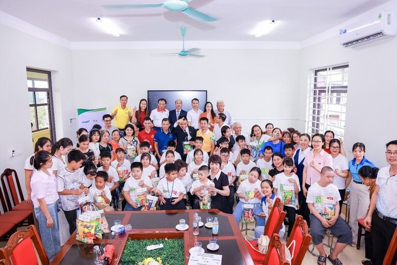Cô Đặng Thanh Tùng, Giám Đốc Trung Tâm Hỗ Trợ Phát Triển Giáo Dục Hòa Nhập Đà Nẵng cùng các em có hoàn cảnh đặc biệt khó khăn.