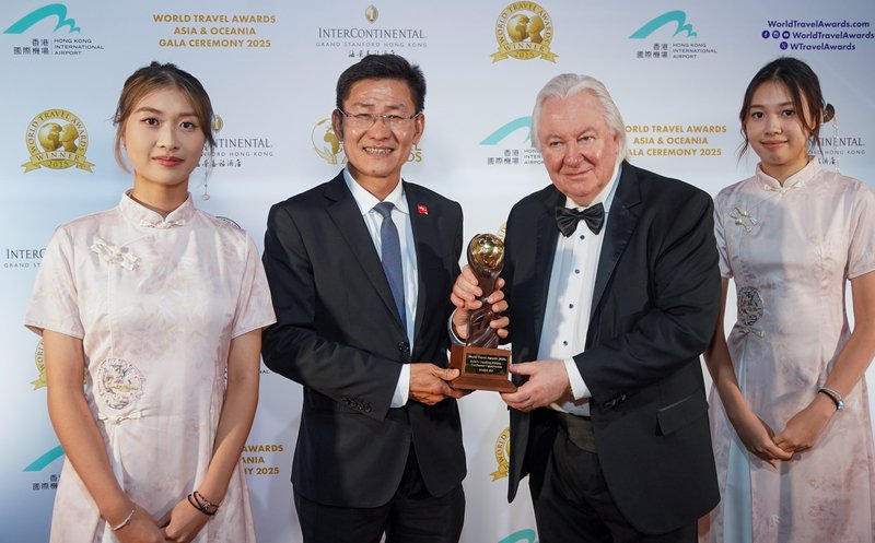 Ông Graham Cooke, nhà sáng lập World Travel Awards chúc mừng và trao cúp cho đại diện lãnh đạo Vietjet