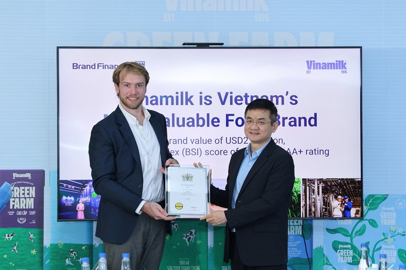 Ông Nguyễn Quang Trí – Giám đốc điều hành Marketing Vinamilk – nhận chứng nhận Top 100 thương hiệu giá trị nhất Việt Nam từ đại diện Brand Finance (Ảnh: Nguyễn Hoàng). 
