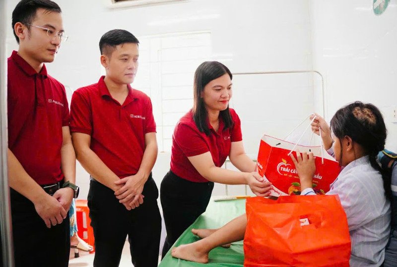 Đại diện Agribank Chi nhánh Hà Tĩnh trao quà động viên cháu H.T.N.L