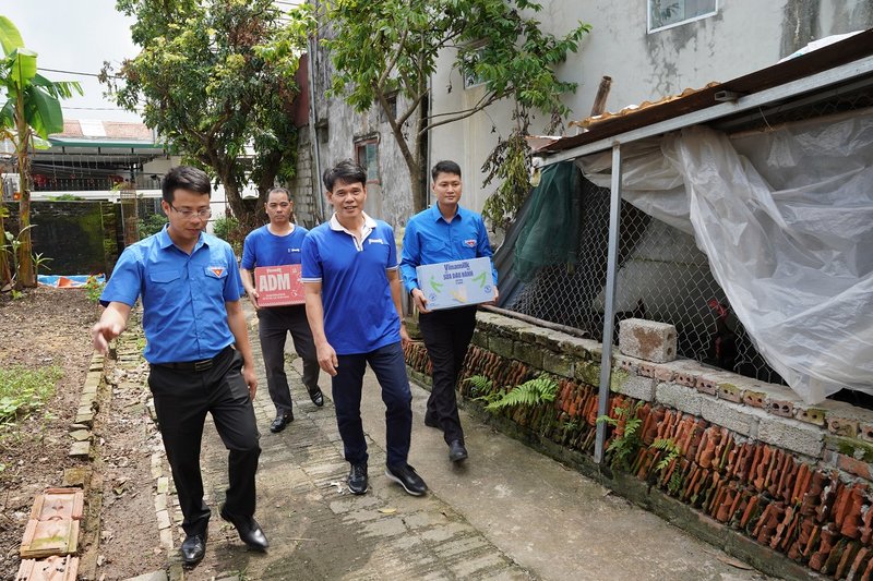 Đoàn Vinamilk gửi tặng những sản phẩm dinh dưỡng cho người dân tỉnh Ninh Bình, ghé thăm những gia đình chịu ảnh hưởng nặng nề sau bão lũ. Ảnh: Tịnh Không  