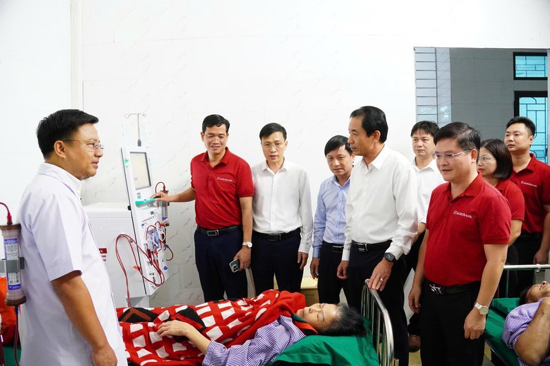  Ông Lê Nhật Thành, UV BCH ĐU xã Hương Sơn, BT ĐU, Giám đốc Trung tâm y tế Hương Sơn giới thiệu về chức năng và tiện ích của máy lọc thận do Agribank tài trợ