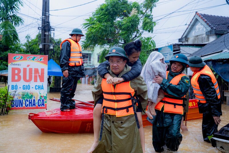 Lực lượng chức năng TP Huế hỗ trợ người dân đến nơi an toàn.