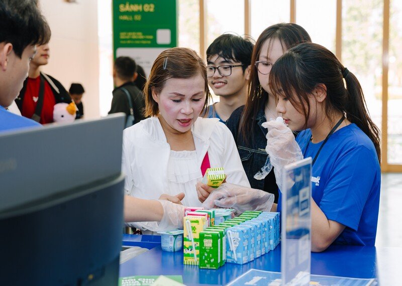 Người tiêu dùng được mời thưởng thức các sản phẩm mới của Vinamilk. Ảnh: Vi Nam 