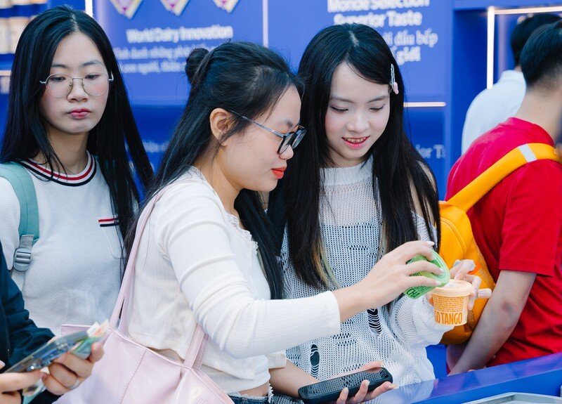 Các bạn trẻ thích thú trải nghiệm những vị kem Vinamilk mát lành. Ảnh: Vi Nam 
