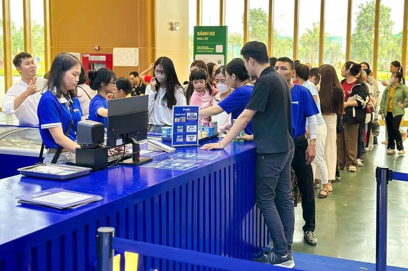 Gian hàng Vinamilk nổi bật, thu hút người tiêu dùng tại Hội chợ Mùa Thu 2025. Ảnh: Vi Nam 