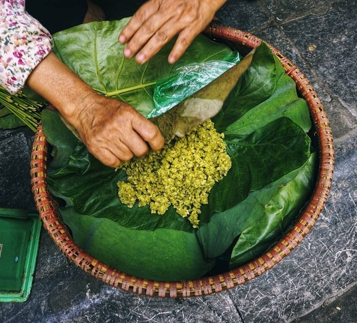  Cốm - một thức quà mùa thu đặc trưng của Hà Nội.