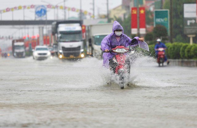  Người dân vùng rốn lũ Đà Nẵng dọn bùn khi lũ rút. (Ảnh: Nguyễn Đông)