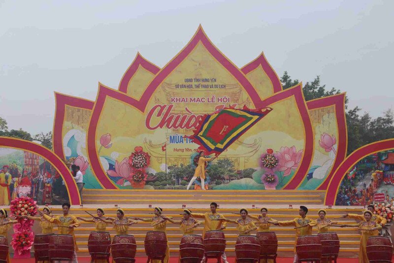  Các nghệ sĩ thể hiện màn đánh trống truyền thống, tạo không khí trang nghiêm và sôi động trong lễ khai hội. (Ảnh: Ban TTTT Tổ đình chùa Keo)