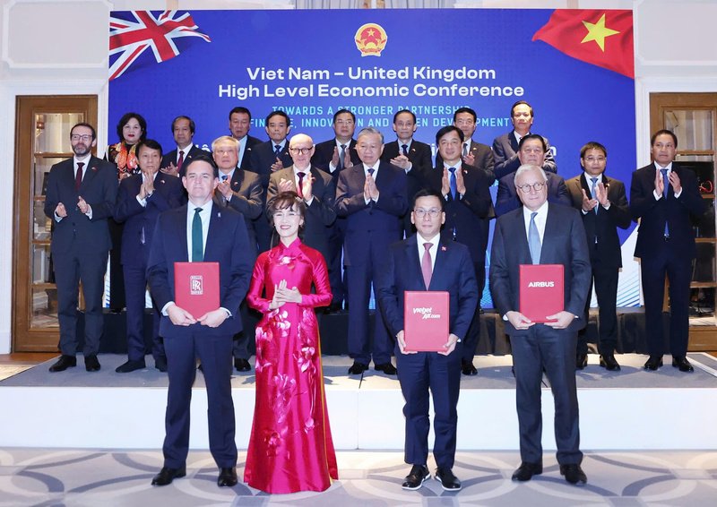 Tổng Bí thư Tô Lâm (giữa) chứng kiến Vietjet trao hợp đồng với Rolls-Royce tại Hội Nghị Kinh tế Cấp Cao Việt Nam - Anh