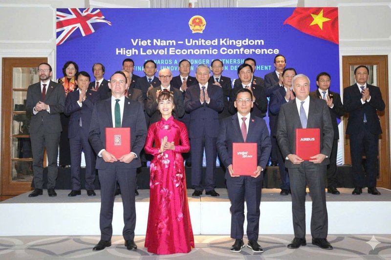 Tổng Bí thư Tô Lâm (giữa) chứng kiến Vietjet trao các hợp đồng đặt mua máy bay với Airbus tại Hội Nghị Kinh tế Cấp Cao Việt Nam - Anh