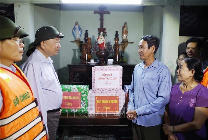  Tổng Bí thư Tô Lâm thăm hỏi và tặng quà cho người dân vùng bị chia cắt do mưa lũ tại thôn Khuông Phò Đông, xã Quảng Điền, TP. Huế - Ảnh: TTXVN