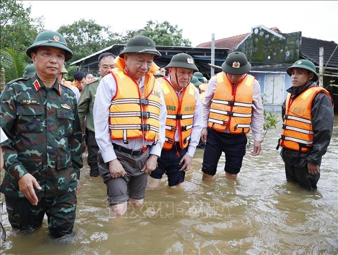 Tổng Bí thư Tô Lâm đến khu vực bị chia cắt do mưa lũ tại thôn Khuông Phò Đông, xã Quảng Điền, Thành phố Huế - Ảnh: TTXVN