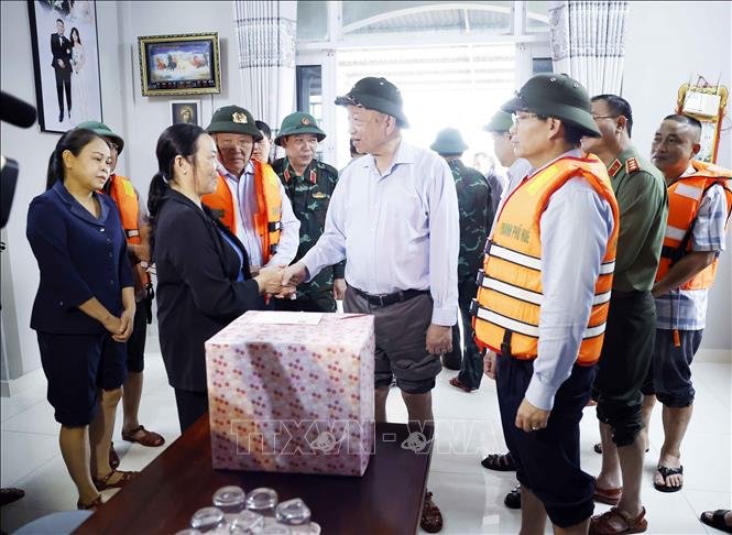  Tổng Bí thư Tô Lâm thăm hỏi và tặng quà cho người dân vùng bị chia cắt do mưa lũ tại thôn Khuông Phò Đông, xã Quảng Điền, TP. Huế - Ảnh: TTXVN