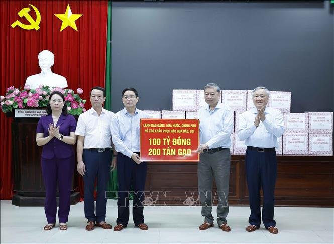 Tổng Bí thư Tô Lâm thay mặt lãnh đạo Đảng, Nhà nước, Chính phủ trao hỗ trợ số tiền 100 tỷ và 200 tấn gạo hỗ trợ, khắc phục hậu quả bão, lũ cho TP. Huế - Ảnh: TTXVN