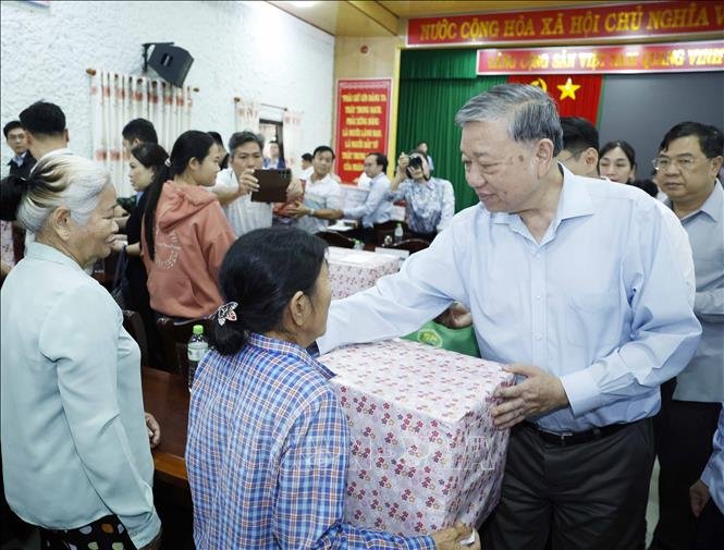  Tổng Bí thư Tô Lâm thăm hỏi và tặng quà cho nhân dân xã Quảng Điền, TP. Huế - Ảnh: TTXVN