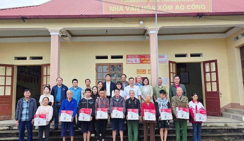 Tặng quà cho bà con xóm Ao Cống.