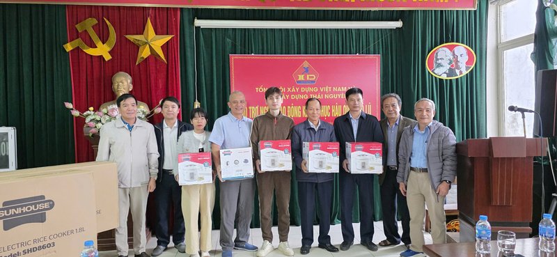 Tặng quà cho các hội viên, người lao động bị thiệt hại do bão lũ.