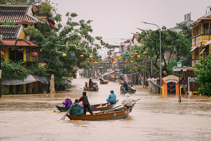Bờ nam phố cổ Hội An ngập trong nước - Ảnh: DUY HẬU