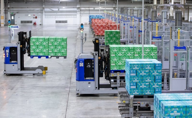 Các robot LGV giúp giảm 62% lượng khí thải CO₂ so với xe nâng chạy nhiên liệu hóa thạch (Ảnh: Nam Anh).