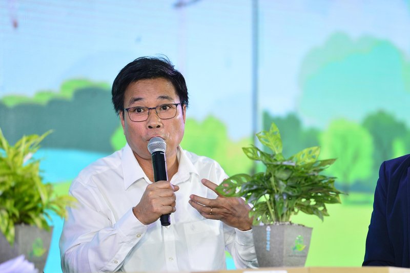 Ông Lê Hoàng Minh – Giám đốc điều hành Sản xuất, Trưởng dự án Net Zero Vinamilk – chia sẻ tại talkshow 'Thúc đẩy tiêu dùng xanh - Hướng đến phát triển bền vững' được tổ chức trong khuôn khổ Ngày hội Việt Nam Xanh (Ảnh: BTC).