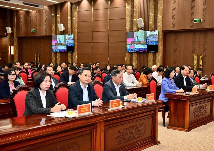 Các đồng chí lãnh đạo Thành phố tham dự Chương trình