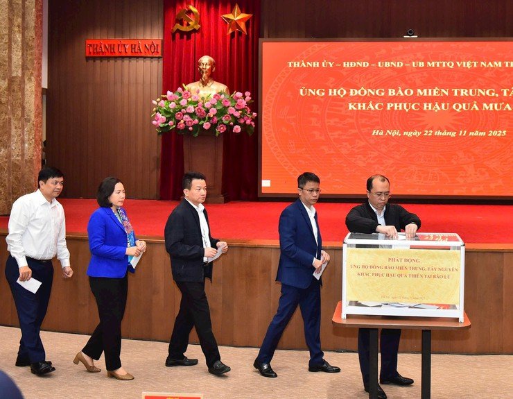 Cán bộ, công chức, viên chức, người lao động các cơ quan Thành phố ủng hộ đồng bào miền Trung và Tây Nguyên