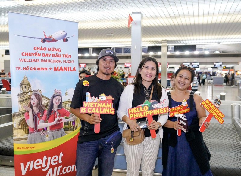 Những hành khách trên chuyến bay khai trương hào hứng trước giờ cất cánh
